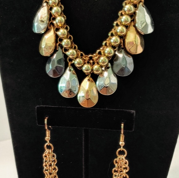 Jewelry - Gold tone costume jewelry necklace & earrings set